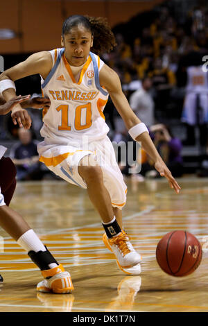 Gen 27, 2011 - Knoxville, Tennessee, Stati Uniti - Tennessee guard Meighan Simmons (10) rigidi per il cestello. La Mississippi State conduce Tennessee 37-35 a metà in corrispondenza di Thompson Boling arena di Knoxville, TN (credito Immagine: © Mitch Jones/Southcreek globale/ZUMAPRESS.com) Foto Stock