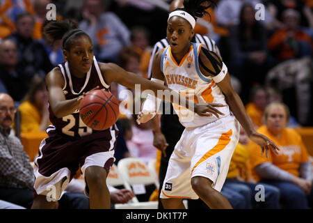 Gen 27, 2011 - Knoxville, Tennessee, Stati Uniti - Mississippi State avanti Ashley marrone (25) trascina intorno Tennessee avanti Gloria Johnson (25). La Mississippi State conduce Tennessee 37-35 a metà in corrispondenza di Thompson Boling arena di Knoxville, TN (credito Immagine: © Mitch Jones/Southcreek globale/ZUMAPRESS.com) Foto Stock