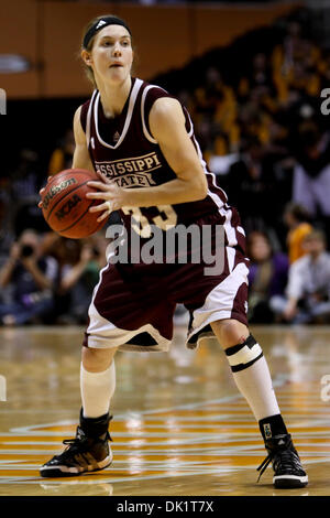 Gen 27, 2011 - Knoxville, Tennessee, Stati Uniti - Mississippi State guard/avanti Maria Kathryn Govero (33) guarda al pass. Tennessee ha sconfitto la Mississippi State 81-55 a Thompson Boling arena di Knoxville, TN (credito Immagine: © Mitch Jones/Southcreek globale/ZUMAPRESS.com) Foto Stock