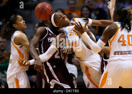 Gen 27, 2011 - Knoxville, Tennessee, Stati Uniti - Tennessee in avanti Gloria Johnson (25) e stato del Mississippi in avanti Ashley Newsome (20) lotta per una sfera allentati. Tennessee ha sconfitto la Mississippi State 81-55 a Thompson Boling arena di Knoxville, TN (credito Immagine: © Mitch Jones/Southcreek globale/ZUMAPRESS.com) Foto Stock