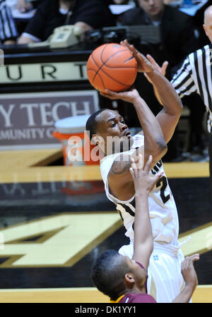 Gen 29, 2011 - West Lafayette, Indiana, Stati Uniti d'America - della Purdue Jr G Lewis Jackson (23) spara un colpo nel gioco tra il Minnesota e Purdue In Mackey Arena in West Lafayette. Purdue ha vinto il gioco 73-61. (Credito Immagine: © Sandra Duchi/Southcreek globale/ZUMAPRESS.com) Foto Stock