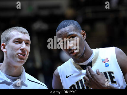 Gen 29, 2011 - West Lafayette, Indiana, Stati Uniti d'America - della Purdue Robbie Hummel e JuJuan Johnson (25) dopo il gioco tra il Minnesota e Purdue In Mackey Arena in West Lafayette. Purdue ha vinto il gioco 73-61. (Credito Immagine: © Sandra Duchi/Southcreek globale/ZUMAPRESS.com) Foto Stock