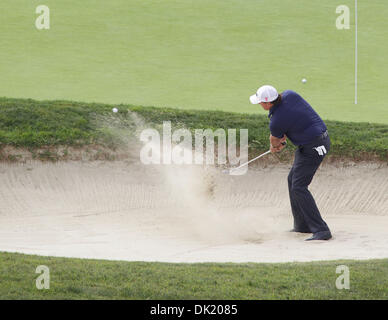 Jan 30, 2011 - Torrey Pines, California, Stati Uniti - Golfista PHIL MICKELSON sbatte la palla fuori di un bunker durante il 2011 agricoltori assicurazione Open di Golf al Campo da Golf di Torrey Pines,..(Immagine di credito: © Ruaridh Stewart/ZUMApress.com) Foto Stock