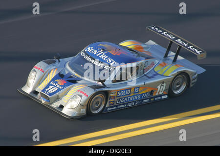 Gen 30, 2011 - Daytona Beach, Florida, Stati Uniti d'America - #10 Sun Trust Chevrolet pilotato da Wayne Taylor, Max Angelelli, Ricky Taylor e Ryan Briscoe gare attraverso un giro al Daytona International Speedway durante la Rolex 24 a Daytona. (Credito Immagine: © David Roseblum/Southcreek globale/ZUMAPRESS.com) Foto Stock