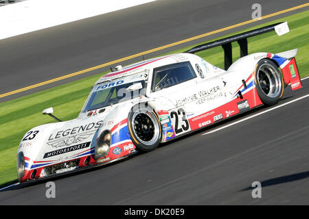 Gen 30, 2011 - Daytona Beach, Florida, Stati Uniti d'America - #23 Johnnie Walker Ford pilotato da Zak Brown, Mark Patterson, Mark Blundell e Martin Brundle gare attraverso un giro al Daytona International Speedway durante la Rolex 24 a Daytona. (Credito Immagine: © David Roseblum/Southcreek globale/ZUMAPRESS.com) Foto Stock