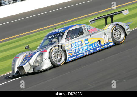 Gen 30, 2011 - Daytona Beach, Florida, Stati Uniti d'America - #10 Sun Trust Chevrolet pilotato da Wayne Taylor, Max Angelelli, Ricky Taylor e Ryan Briscoe gare attraverso un giro al Daytona International Speedway durante la Rolex 24 a Daytona. (Credito Immagine: © David Roseblum/Southcreek globale/ZUMAPRESS.com) Foto Stock