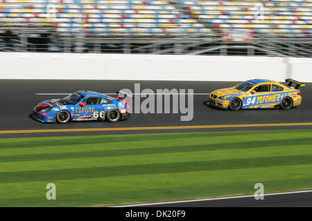 Gen 30, 2011 - Daytona Beach, Florida, Stati Uniti d'America - Due GT vetture di classe gara attraverso un giro al Daytona International Speedway durante la Rolex 24 a Daytona. (Credito Immagine: © David Roseblum/Southcreek globale/ZUMAPRESS.com) Foto Stock