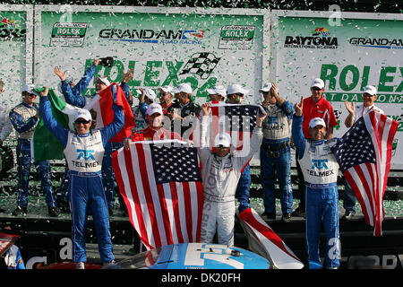 Gen 30, 2011 - Daytona Beach, Florida, Stati Uniti d'America - #01Target team BMW, da sinistra, Memo Rojas, Graham Rahal, Joey Hand e Scott Pruett celebrare la loro vittoria nel 2001 Rolex 24 a Daytona International Speedway. (Credito Immagine: © David Roseblum/Southcreek globale/ZUMAPRESS.com) Foto Stock