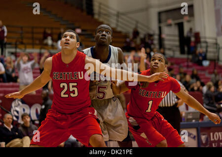 Gen 31, 2011 - Los Angeles, California, Stati Uniti d'America - 31 January, 2011: LMU Ashley Hamilton (5) è coperto vicino Seattle Brandon Durham (25) e Garret la leva (1). Loyola Marymount sconfitto Seattle University 81-64. (Credito Immagine: © Josh Cappella/Southcreek globale/ZUMAPRESS.com) Foto Stock