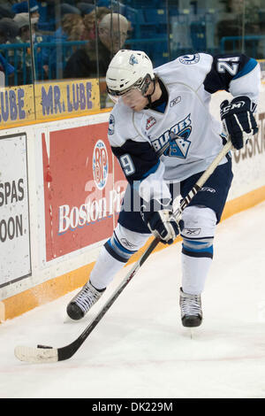 1 febbraio 2011 - Saskatoon, Saskatchewan, Canada - Saskatoon centro Lame Jake Trask (#29) riproduce il puck in azione durante le lame di Saskatoon vs Red Deer ribelli gioco a Credit Union Centre di Saskatoon. (Credito Immagine: © Derek Mortensen/Southcreek globale/ZUMAPRESS.com) Foto Stock