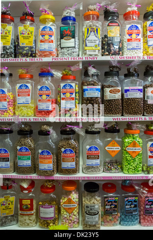 Vasi di caramelle in un vecchio negozio di dolci Tenby, Pembrokeshire, Wales, Regno Unito Foto Stock