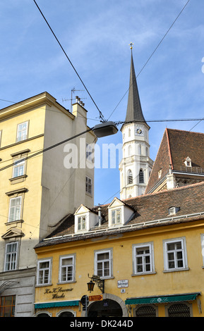 Una strada nel centro storico di Vienna, Austria, Europa Foto Stock