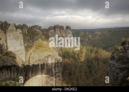 La vista dal ponte di Bastei, parco nazionale Sächsische Schweiz, Bassa Sassonia, Germania Foto Stock