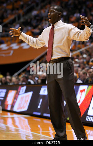 Febbraio 5, 2011 - Knoxville, Tennessee, Stati Uniti - Alabama head coach Anthony Grant esclamazioni istruzioni al suo team. Alabama conduce Tennessee 38-27 a metà in corrispondenza di Thompson Boling arena di Knoxville, TN (credito Immagine: © Mitch Jones/Southcreek globale/ZUMAPRESS.com) Foto Stock