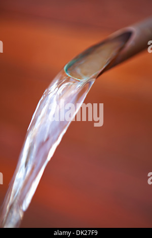 Close up di acqua pura versando dal tubo di lancio Foto Stock