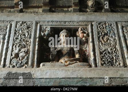 Cave 19: Buddha in diverse pose su pilastri. Grotte di Ajanta, Aurangabad, Maharashtra, India Foto Stock