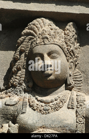 Grotta 19 : facciata, spettatore di sinistra il chaitya arch è il custode enorme figura. Grotte di Ajanta, Aurangabad, Maharashtra, India Foto Stock