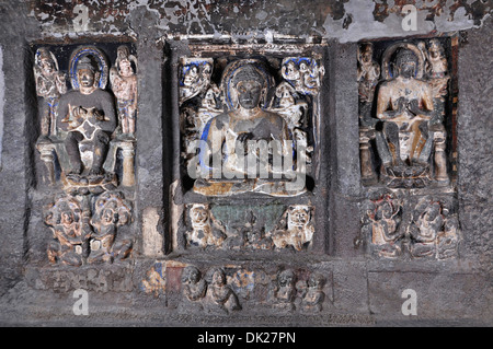 Grotta superiore 6 : pannello di Buddha nella sala sulla destra di enclave porta. Grotte di Ajanta, Aurangabad, Maharashtra, India Foto Stock