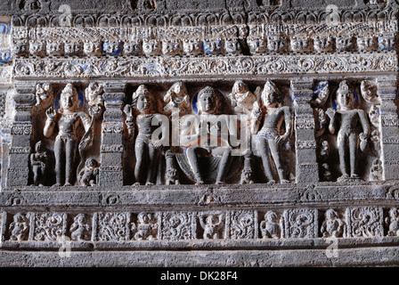 Cave 26: fregio sopra pilastri. Le immagini del Buddha. Grotte di Ajanta, Aurangabad, Maharashtra, India Foto Stock