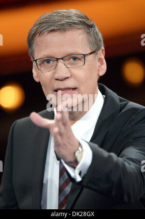 Huerth, Germania. 01 Dic, 2013. Host TV Guenther Jauch sorge sul palco durante la trasmissione in diretta della mostra "2013! Menschen, Bilder, Emotionen' (lit. 2013 persone, immagini, emozioni) del canale televisivo tedesco RTL in Huerth, Germania, 01 dicembre 2013. Foto: HENNING KAISER/dpa/Alamy Live News Foto Stock