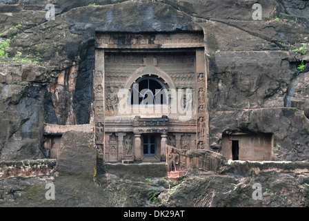 Cave 19: facciata del monastero o Chaitya - prospettiva a lungo termine. Grotte di Ajanta, Aurangabad, Maharashtra, India Foto Stock