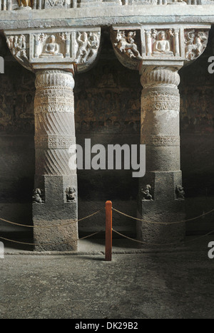 Cave 19: due pilastri con i dettagli. Mostra il Buddha seduto figura in Padmasana. Grotte di Ajanta, Aurangabad, Maharashtra, India Foto Stock