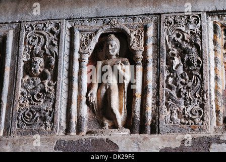 Grotta 19 : Interno. Architrave che mostra uno dei piedi immagine del Buddha in Varada mudra. Grotte di Ajanta, Aurangabad, Maharashtra Foto Stock