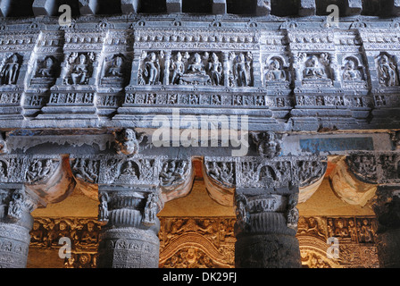 Cave 26: fregio sopra pilastri. Le immagini del Buddha. Grotte di Ajanta, Aurangabad, Maharashtra, India Foto Stock