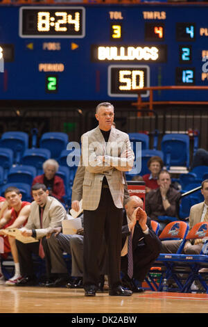 Febbraio 10, 2011 - Boise, Idaho, Stati Uniti - Fresno stato capo allenatore Steve Cleveland orologi da banco durante la seconda metà dell'azione tra il Boise Sate Broncos e il Raschino di Fresno membro Bulldogs in Taco Bell Arena a Boise Idaho. I Broncos sconfitti i Bulldogs 75 - 61. (Credito Immagine: © Stanley Brewster Southcreek/Global/ZUMAPRESS.com) Foto Stock