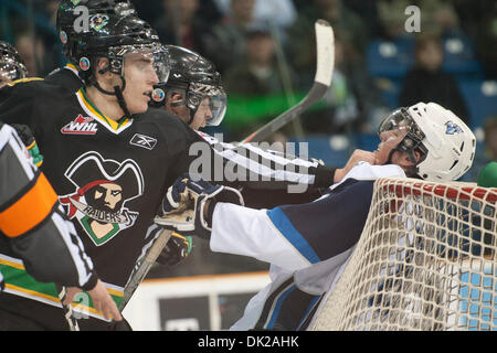 Febbraio 11, 2011 - Saskatoon, Saskatchewan, Canada - Il Prince Albert Raiders e lame di Saskatoon rissa dopo il fischio in azione durante le lame di Saskatoon vs Prince Albert Raiders gioco a Credit Union Centre di Saskatoon. (Credito Immagine: © Derek Mortensen/Southcreek globale/ZUMAPRESS.com) Foto Stock