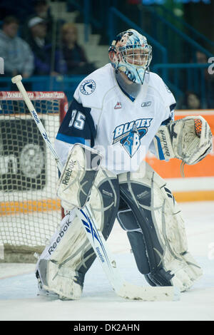 Febbraio 11, 2011 - Saskatoon, Saskatchewan, Canada - Lame di Saskatoon goaltender Steven Stanford (#35) si prepara per un faceoff in azione durante le lame di Saskatoon vs Prince Albert Raiders gioco a Credit Union Centre di Saskatoon. (Credito Immagine: © Derek Mortensen/Southcreek globale/ZUMAPRESS.com) Foto Stock