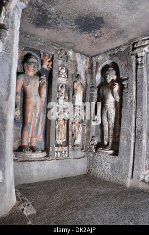 Grotta superiore 6: invadente immagini di Buddha sulla sinistra anticamera. Grotte di Ajanta, Aurangabad, Maharashtra, India Foto Stock