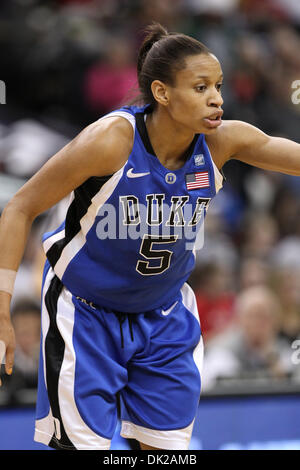 Febbraio 11, 2011 - Winston-Salem, North Carolina, Stati Uniti - Duke guard Jasmine Thomas (5) Chiama il gioco mentre si guarda la scia di offesa. Il duca conduce a metà 38-21. (Credito Immagine: © Jim Dedmon/Southcreek globale/ZUMAPRESS.com) Foto Stock