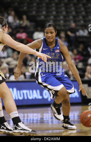 Febbraio 11, 2011 - Winston-Salem, North Carolina, Stati Uniti - Duke avanti Richa Jackson (15) aziona la corsia di marcia contro la scia. Duke vince 82-39. (Credito Immagine: © Jim Dedmon/Southcreek globale/ZUMAPRESS.com) Foto Stock