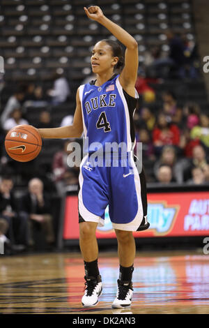 Febbraio 11, 2011 - Winston-Salem, North Carolina, Stati Uniti - Duke guard Chloe pozzetti (4) Chiama il gioco contro la scia. Duke vince 82-39. (Credito Immagine: © Jim Dedmon/Southcreek globale/ZUMAPRESS.com) Foto Stock