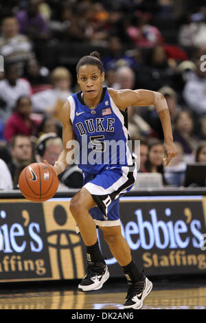 Febbraio 11, 2011 - Winston-Salem, North Carolina, Stati Uniti - Duke guard Jasmine Thomas (5) al volo contro la scia. Duke vince 82-39. (Credito Immagine: © Jim Dedmon/Southcreek globale/ZUMAPRESS.com) Foto Stock