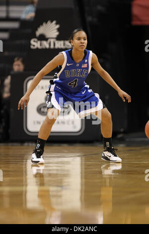 Febbraio 11, 2011 - Winston-Salem, North Carolina, Stati Uniti - Duke guard Chloe pozzetti (4) sulla difesa contro la scia. Duke vince 82-39. (Credito Immagine: © Jim Dedmon/Southcreek globale/ZUMAPRESS.com) Foto Stock