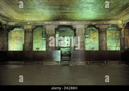 Cave 17: Sanctum- Buddha in Padmasana Jakata Storia dipinti sono visibile su entrambi i lati. Grotte di Ajanta, Aurangabad, Maharashtra Foto Stock