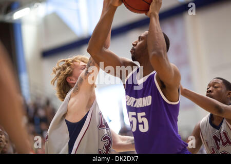 Febbraio 12, 2011 - Los Angeles, California, Stati Uniti - 12 February, 2011: Jasonn Annibale (55) di Portland negozia la LMU difesa. Portland sconfitto Loyola Marymount 71-48. (Credito Immagine: © Josh Cappella/Southcreek globale/ZUMAPRESS.com) Foto Stock