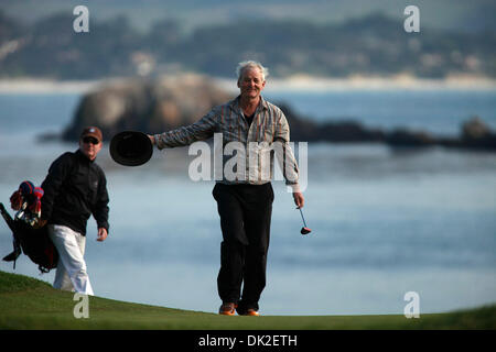 Febbraio 13, 2011 - Pebble Beach, CA, Stati Uniti - Bill Murray passeggiate sul diciottesimo verde durante il round finale dell'AT&T Pebble Beach National Pro-Am a Pebble Beach Golf Links Pebble Beach, California domenica 13 febbraio, 2011. Murray ha vinto la Pro-Am parte dell'evento. (Credito Immagine: © Monterey Herald/ZUMAPRESS.com) Foto Stock