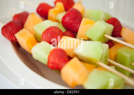 Close up di fragola, melone e melone Honeydew e spiedini di frutta Foto Stock