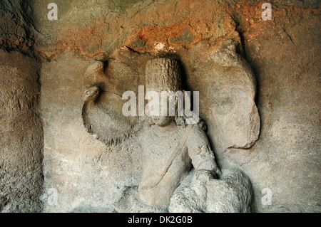 Cave 16: Nagaraja seduto in shrinelet dell'Elefante Gate. Grotte di Ajanta, Aurangabad, Maharashtra, India Foto Stock