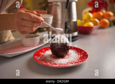 Primo piano sul giovane casalinga decorazione di apple nella glassa di cioccolato Foto Stock