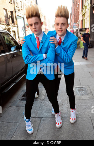 Gemelli Jedward John ed Edward Grimes pongono al di fuori di MUZU TV studios sul Sud Williams Street e di entrare in un gioco di salto con Foto Stock