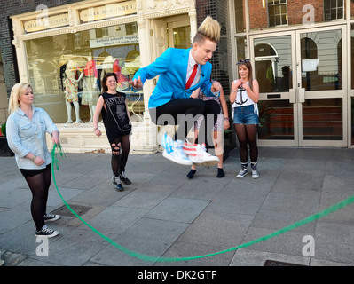 Gemelli Jedward John ed Edward Grimes pongono al di fuori di MUZU TV studios sul Sud Williams Street e di entrare in un gioco di salto con Foto Stock