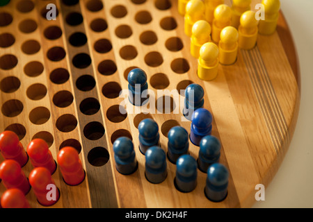 Chiudere fino ad alto angolo di visione dei pioli colorati in cinese checkers board Foto Stock