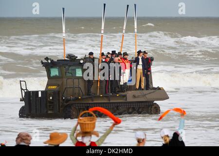 Attore olandese Huub Stapel vestito come il Principe Willem Frederik, che più tardi divenne re Guglielmo I, esegue durante la rievocazione dello storico sbarco sulla spiaggia di Scheveningen, durante le celebrazioni per il 200 anniversario del Regno dei Paesi Bassi, in Scheveningen, Paesi Bassi, 30 novembre 2013. William tornò dal suo esilio in Inghilterra come un eroe il 30 novembre 1813. Il suo sbarco ha segnato l indipendenza dei Paesi Bassi di francesi e inizio del Regno Unito dei Paesi Bassi. Foto: Patrick van Katwijk PAESI BASSI E FRANCIA Foto Stock