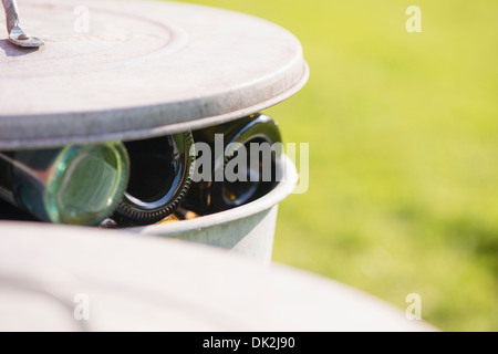 Riciclare il contenitore pieno di bottiglie di vetro Foto Stock