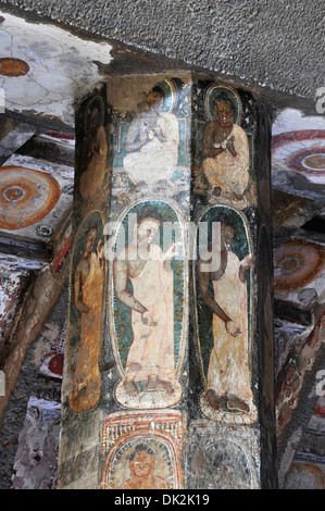 Grotta 10 : porzione superiore di su del pilastro mostra dipinte figure di Buddha. Grotte di Ajanta, Aurangabad, Maharashtra, India Foto Stock