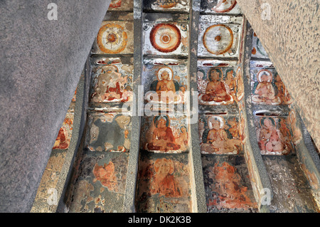 Cave 10: dipinti sulla parete sinistra. Grotte di Ajanta, Aurangabad, Maharashtra, India Foto Stock